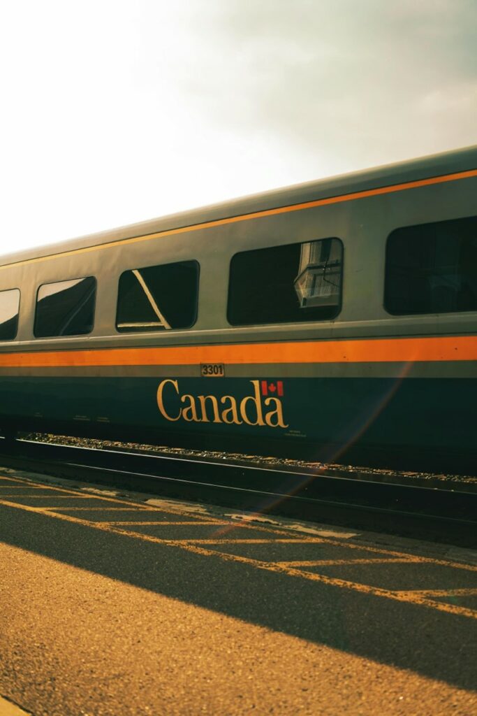 Train avec logo du Canada